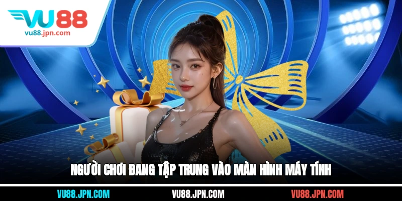 Người chơi đang tập trung vào màn hình máy tính